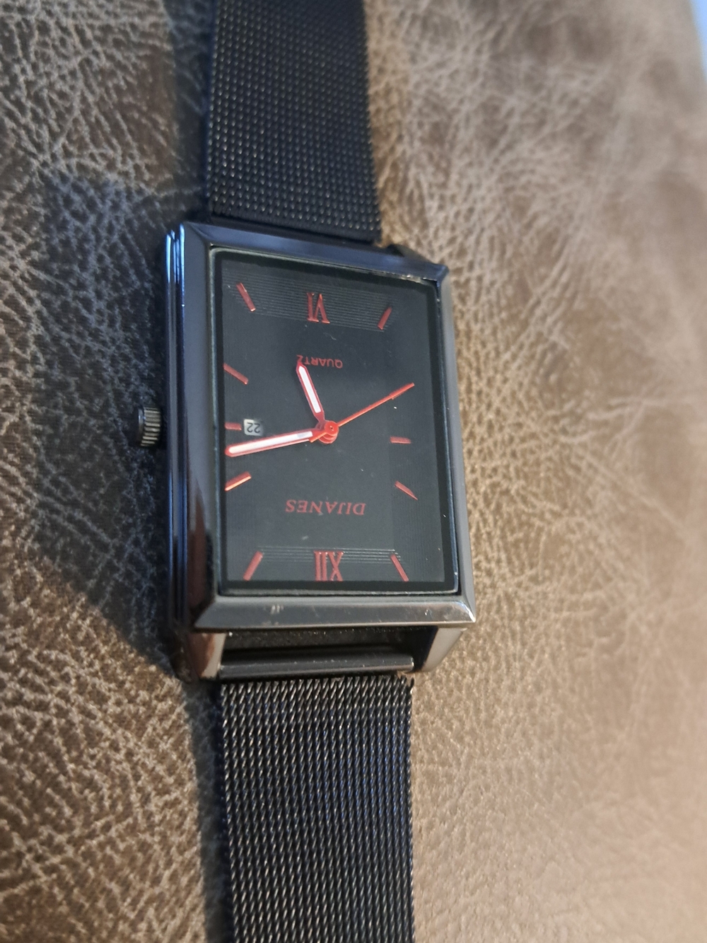 Black and Red Mesh Strap Quartz Watch